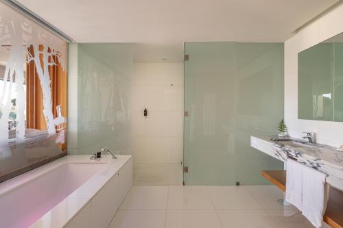 Salle de bains dans l'établissement Onyria Marinha Cascais, Vignette Collection by IHG