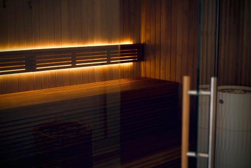 a room with a window with a heater and a window blind at Plesners Badehotel in Skagen