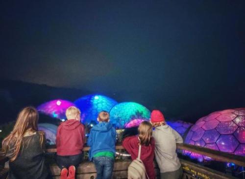 um grupo de pessoas com guarda-chuvas em Heart of Kernow Holidays em Bugle