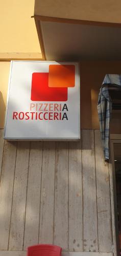 a pizza box sitting on top of a wooden floor at VIBE SPOLETO, Stazione a 150 mt, parcheggio gratuito in Spoleto