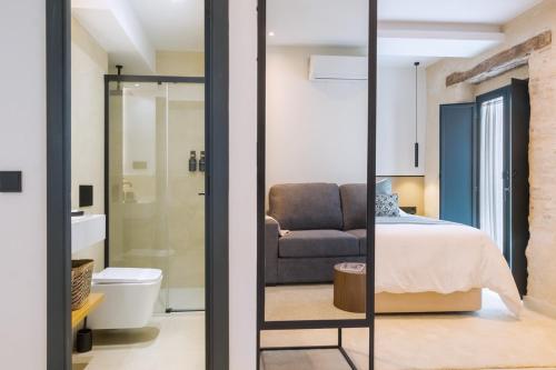 um quarto com uma cama e uma casa de banho em Luxurious Studio overlooking Casa Pilatos em Sevilha