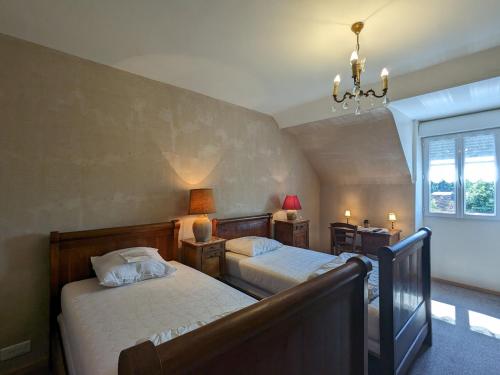 Un pat sau paturi într-o cameră la Gîte Preaux, 4 pièces, 5 personnes - FR-1-591-161