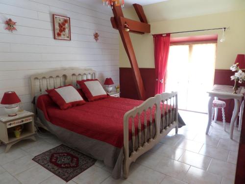 - une chambre avec un lit et une couette rouge dans l'établissement Gîte Saint-Aigny, 4 pièces, 6 personnes - FR-1-591-98, à Saint-Aigny