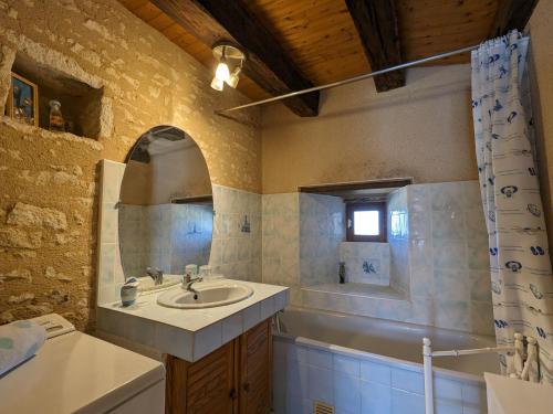 bagno con lavandino e vasca di Maison de campagne avec jardin près d'Abbaye de Fontgombault et station thermale La Roche-Posay - FR-1-591-110 a Pouligny-Saint-Pierre