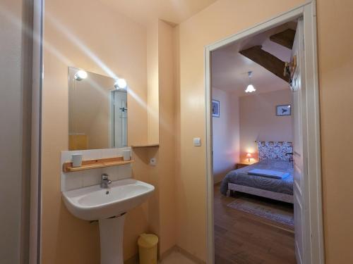 een badkamer met een wastafel en een slaapkamer met een bed bij Gîte Mauvières, 7 pièces, 14 personnes - FR-1-591-200 in Mauvières