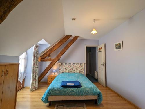 ein kleines Schlafzimmer mit einem Bett und einer Treppe in der Unterkunft Gîte Mauvières, 7 pièces, 14 personnes - FR-1-591-200 in Mauvières