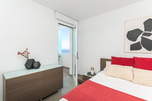 a bedroom with a red bed and a window at Chalet con piscina en Tabaiba by Alterhome in Santa Cruz de Tenerife