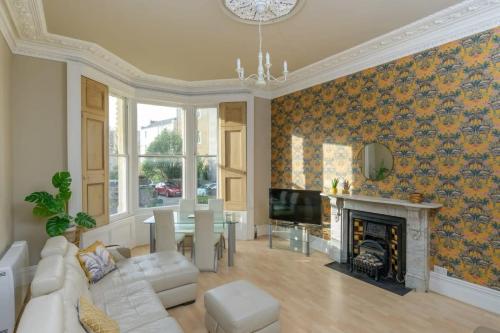 Χώρος καθιστικού στο Gorgeous Apartment Seconds from Seafront Clevedon