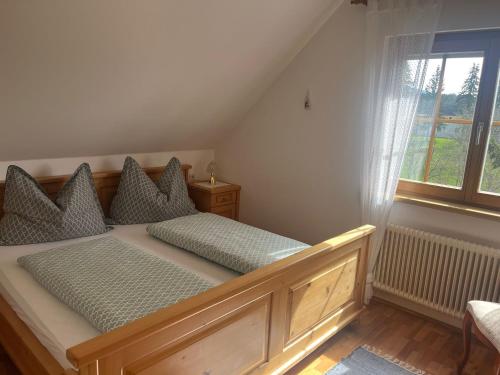 een bed in een kamer met een raam bij Dachberghof in Sankt Andrä