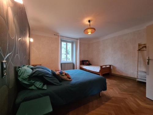 Habitación pequeña con cama y ventana en Gîte Saint-Marcel, 4 pièces, 7 personnes - FR-1-591-444, en Saint-Marcel