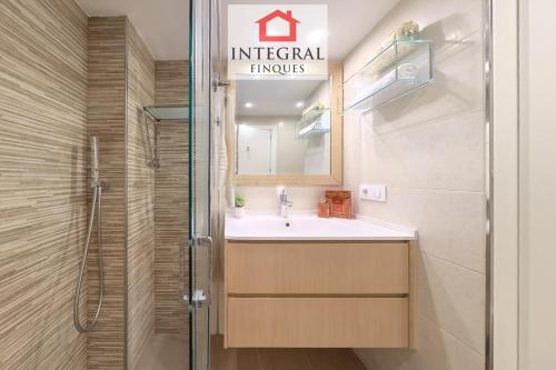 y baño con lavabo y ducha. en AquaVista Apartament Palamós en Palamós