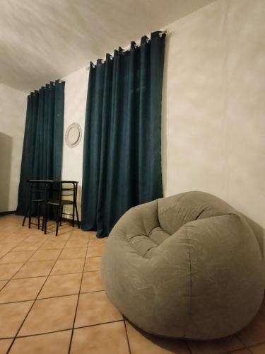 a room with a bean bag chair and a table at le lanterne in Foligno