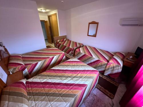Zimmer mit 2 Betten in einem Zimmer in der Unterkunft P Residencia PIVIDAL in Picaraña