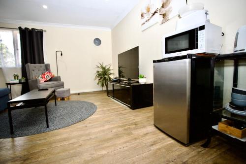sala de estar con nevera y sala de estar con sofá en Our Little Hideaway Beechina, en Perth