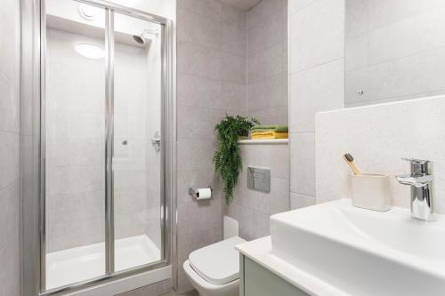 a bathroom with a shower and a toilet and a sink at Unite Students - The Bridge House - Fountainbridge in Edinburgh