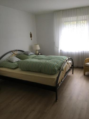 ein großes Bett in einem Schlafzimmer mit Fenster in der Unterkunft My vintage Home in Solingen