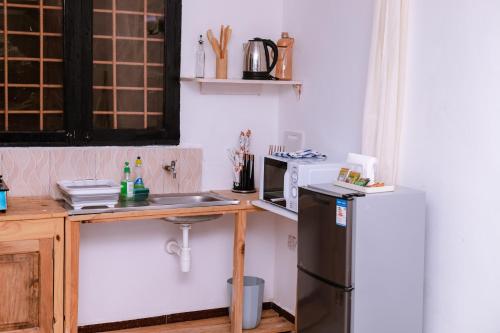 ダル・エス・サラームにあるBnV homesの小さなキッチン(シンク、冷蔵庫付)