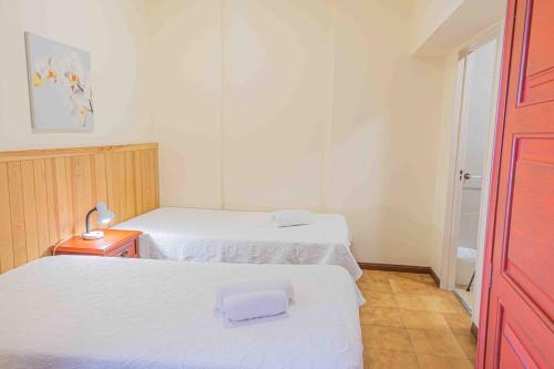 Cette chambre comprend deux lits et une table avec une lampe. dans l'établissement Apartment Sea view 1B, à Portimão