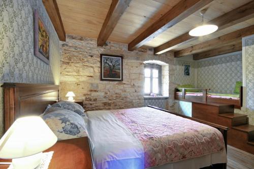 1 dormitorio con 1 cama en una habitación con piano en Villa Stancija Salamon by IstriaLux, en Svetvinčenat