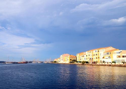 a large body of water with houses and buildings at Petit coin de paradis à Port-Leucate in Port Leucate
