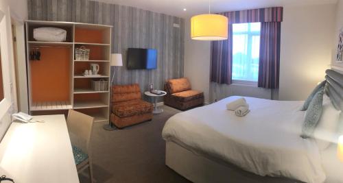 Llit o llits en una habitació de St Ives Hotel