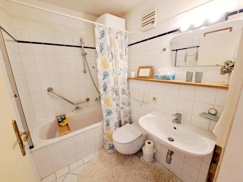 uma casa de banho com um lavatório, um WC e uma banheira em Ferienwohnung "Glücksplatzerl" em Mondsee