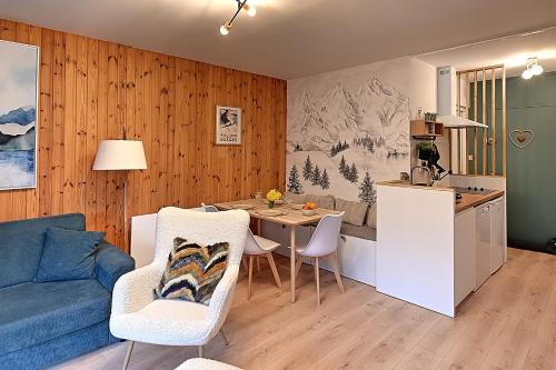 une cuisine et un salon avec une table et des chaises dans l'établissement Moho des Oursons - Pistes de ski à 450m, à La Bresse