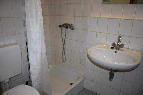 uma casa de banho com um lavatório, um WC e um chuveiro em Schönes kleines Apartment direkt in Mannheim Innenstadt em Mannheim