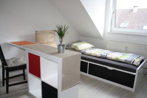 um quarto com um banco com uma mesa e uma janela em Schönes kleines Apartment direkt in Mannheim Innenstadt em Mannheim