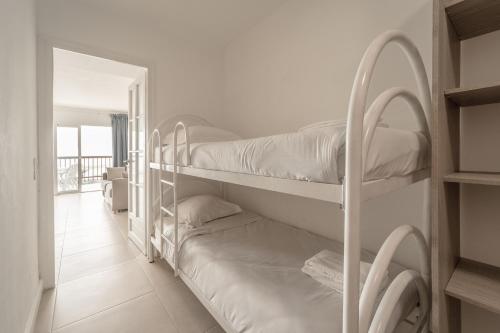 Poschodová posteľ alebo postele v izbe v ubytovaní Estudio WELCS EMP-124- con vistas al mar