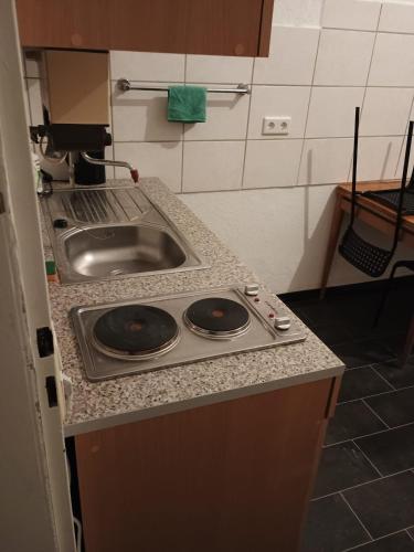 uma cozinha com um lavatório e uma bancada em Monteurzimmer Pavan H1 - KEINE FERIENWOHNUNG em Gevelsberg