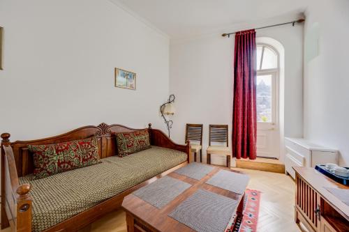 - un salon avec un canapé et une fenêtre dans l'établissement Boutique Hotel, à Tbilissi