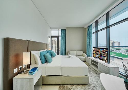um quarto com uma cama grande e uma janela grande em First Class Apartments in Seven Palm with direct Access to the West Palm Beach and Nakheel Mall no Dubai
