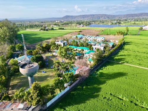 una vista aerea di un resort con parco acquatico di Wanna Stay Corbett a Belparāo