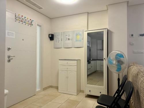 Habitación con baño con espejo y puerta. en Modern Airy 2-bedroom Los Dolses Villamartin, en Los Dolses