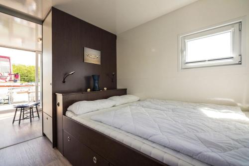 Un dormitorio con una cama grande y una ventana en Filippa, en Eldenburg