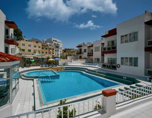 Πισίνα στο ή κοντά στο Sunshine Court Apartment No 4