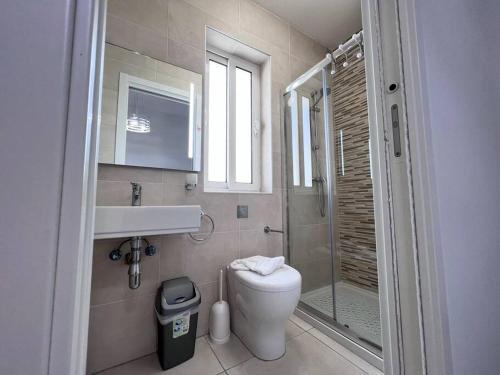 Ένα μπάνιο στο Sunshine Court Apartment No 4