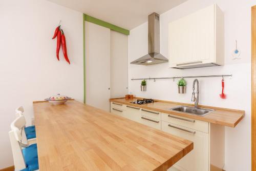Una cocina con encimera de madera y fregadero. en Italianway - Mazara City Center Family Apartments, en Mazara del Vallo