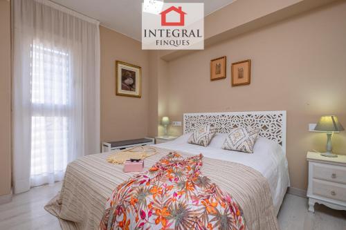 1 dormitorio con 1 cama con colcha blanca en AquaVista Apartament Palamós en Palamós