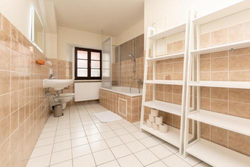 ein Badezimmer mit einem Waschbecken, einem WC und einer Badewanne in der Unterkunft FeWo der Villa Ephraim - Schwarze Straße in Görlitz