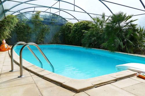 - une piscine dans un bâtiment en forme de dôme dans l'établissement La maison d'art et d'hôtes, à Leuglay