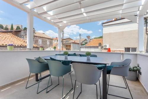 een patio met een tafel en stoelen op een balkon bij Xboutique Rooms Marinac in Šibenik