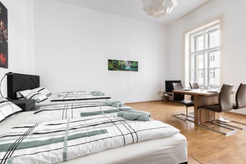 維也納的住宿－Getreide T13，一间卧室配有一张大床和一张书桌