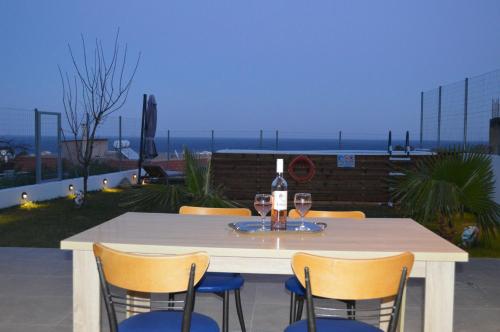 Nápoje v ubytování Sea View Sunrise Luxury Apartment
