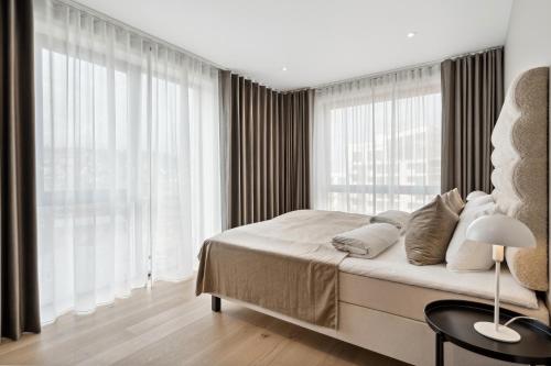 a bedroom with a bed and a large window at TA Vervet- Fram in Tromsø