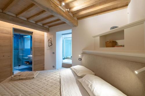 a bedroom with a bed and a bathroom at Villa Luana in Cortona
