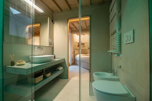 a bathroom with a blue toilet and a sink at Villa Luana in Cortona