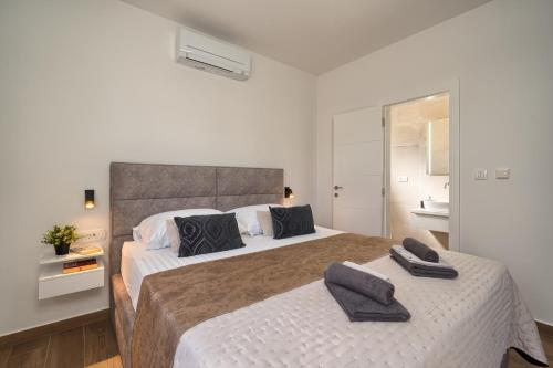 מיטה או מיטות בחדר ב-Toni's Place - Sea-View & Pool