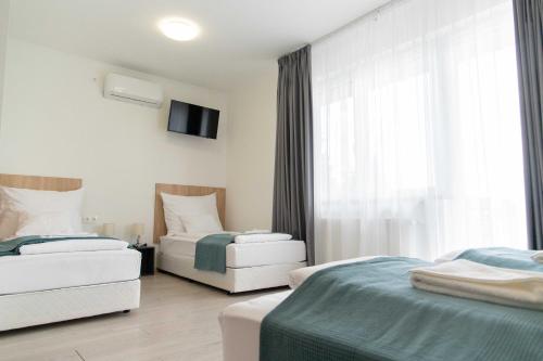 1 Schlafzimmer mit 2 Betten und einem Fenster in der Unterkunft Farkas Villa in Mórahalom